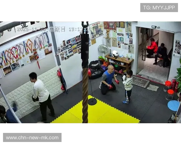 职业拳击选手提升移动节奏变化，进攻衔接更顺畅