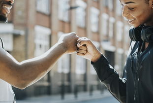 mk体育app-英超比赛中裁判语调与非语言行为对球员情绪波动的影响，用语言或行为对裁判员